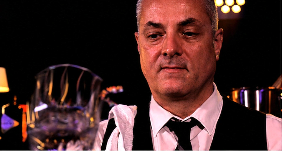 Baptiste présentant un verre en cristal en mouvement