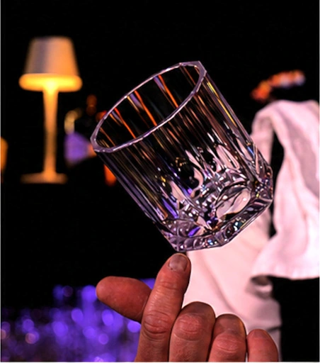 Verre en cristal semblant flotter au-dessus de la main