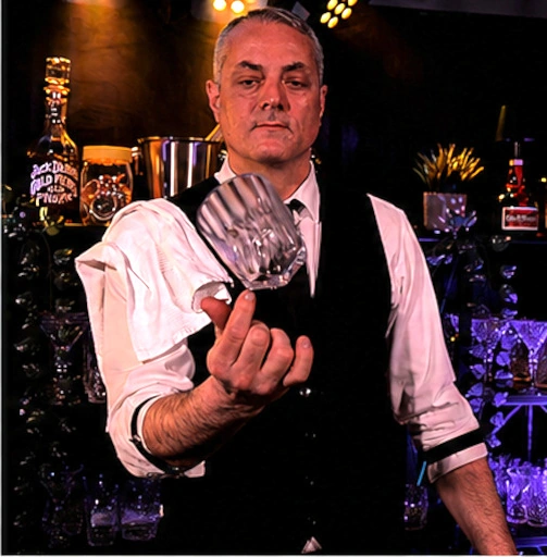 Baptiste présentant un verre en cristal pendant une illusion