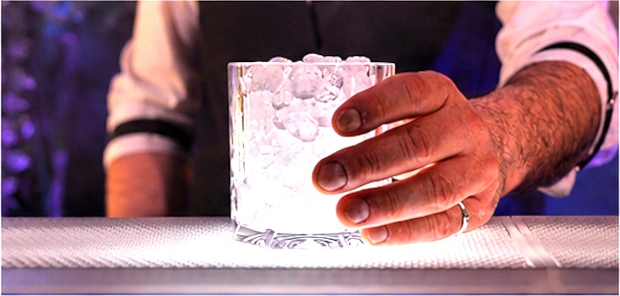 Verre rempli de glace pilée sur le comptoir