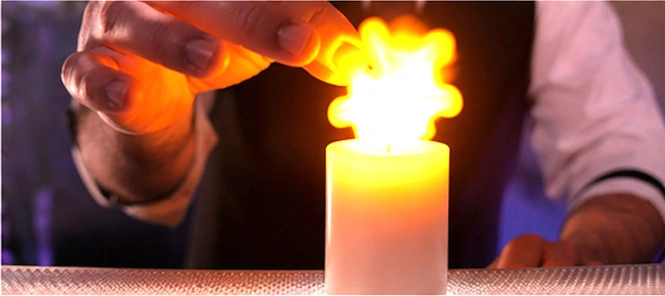 Effet flamme contrôlé sur une bougie de bar