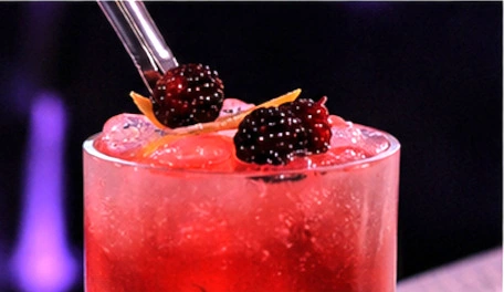 Cocktail rouge décoré de mûres