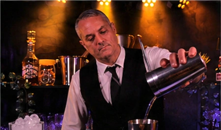 Cocktail filtré depuis un shaker métallique